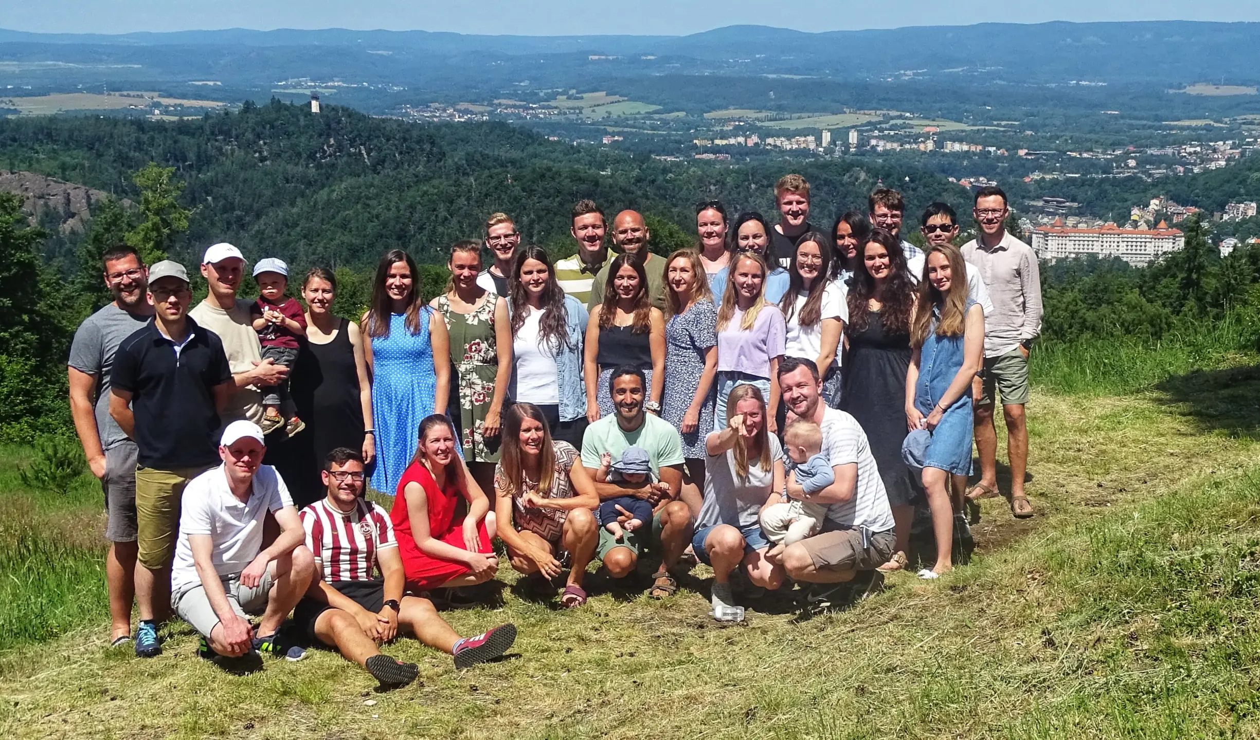Freizeitbild von den Teilnehmern mit Blick ins Tal