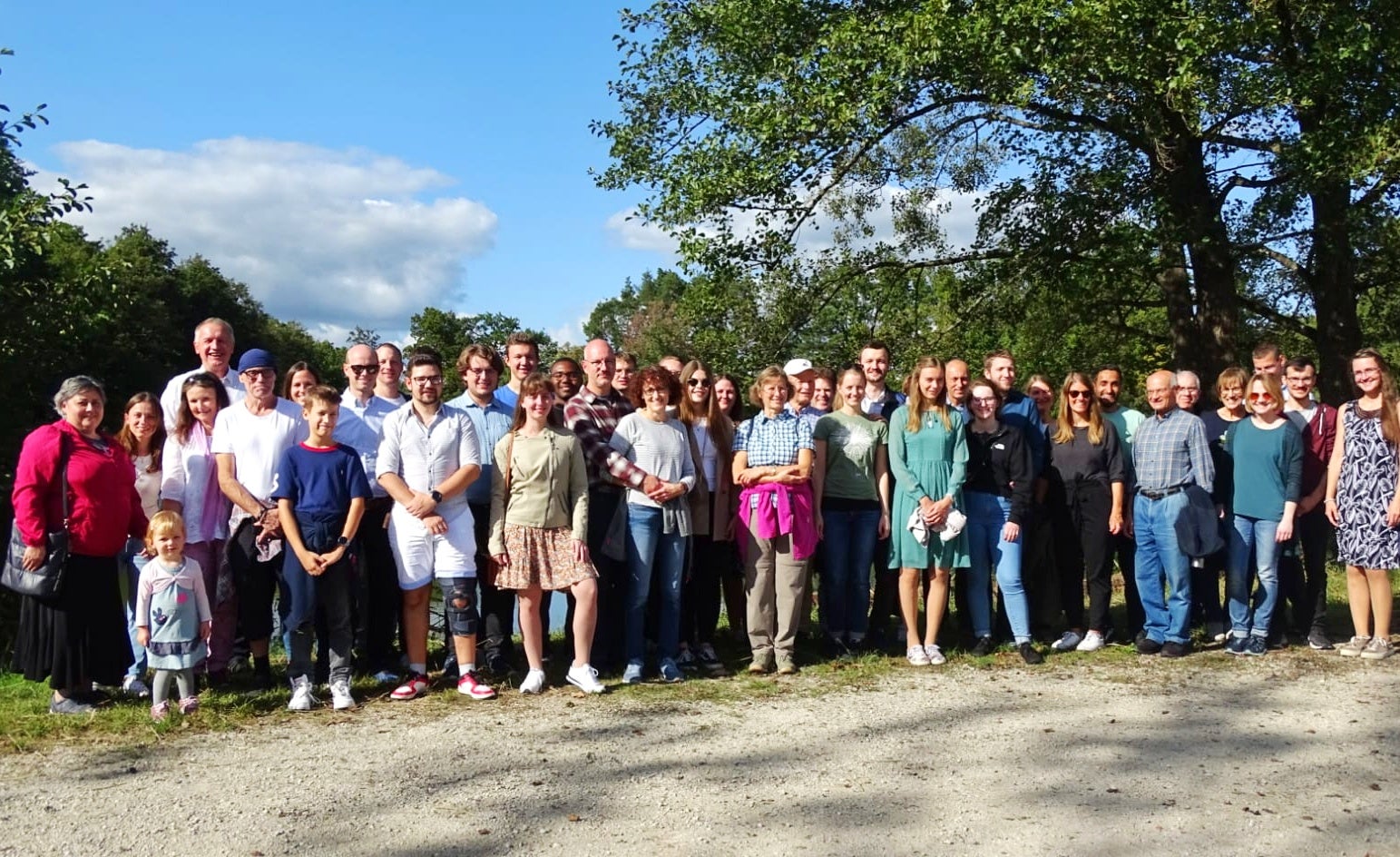 Bild am Seeufer von Gemeindemitglieder auf dem Ausflug