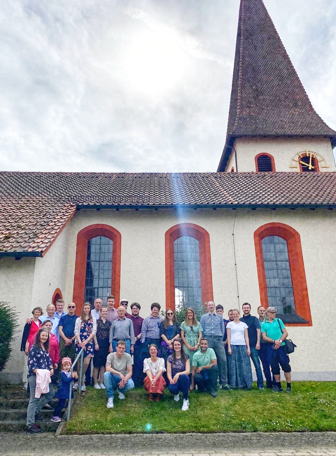 Mitglieder der Gemeinde vor einer Kirche in Burgthann