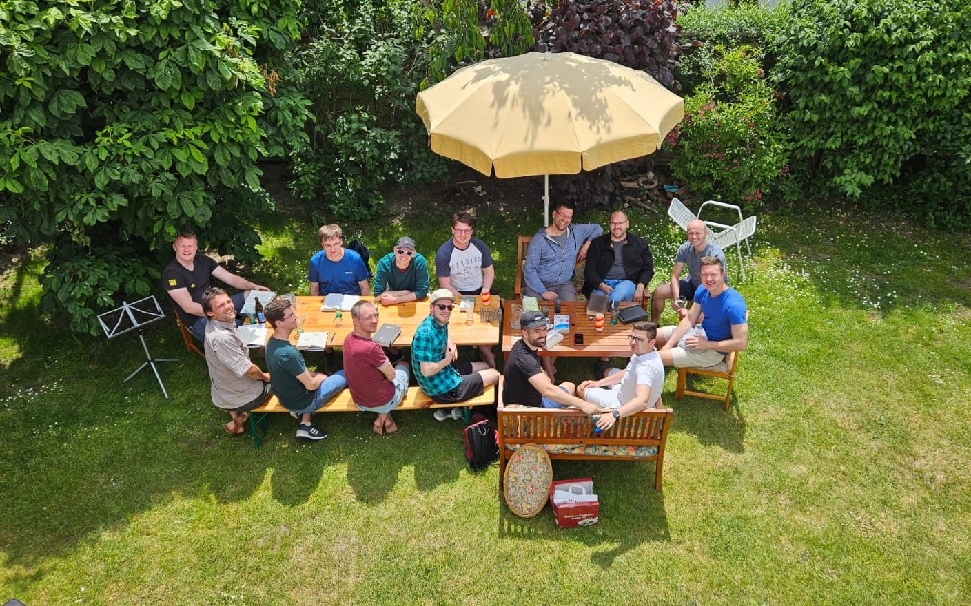 Bild von oben auf einem Weißwurstfrühstück des Männerkreises