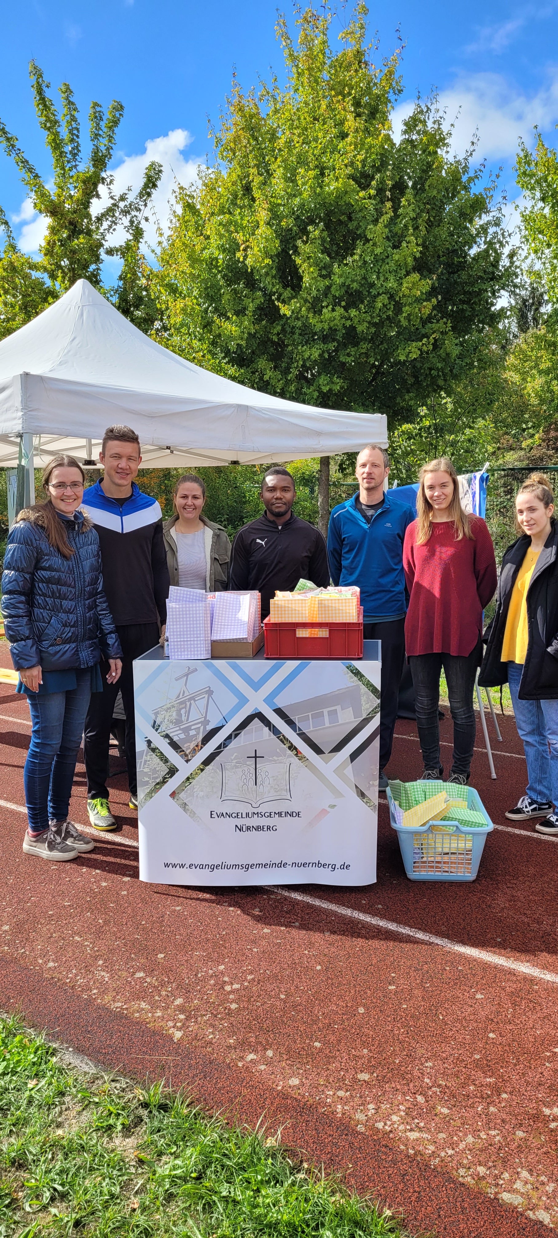 Bild einer Gruppe aus der Gemeinde bei einem Stand an der Weltkindertag