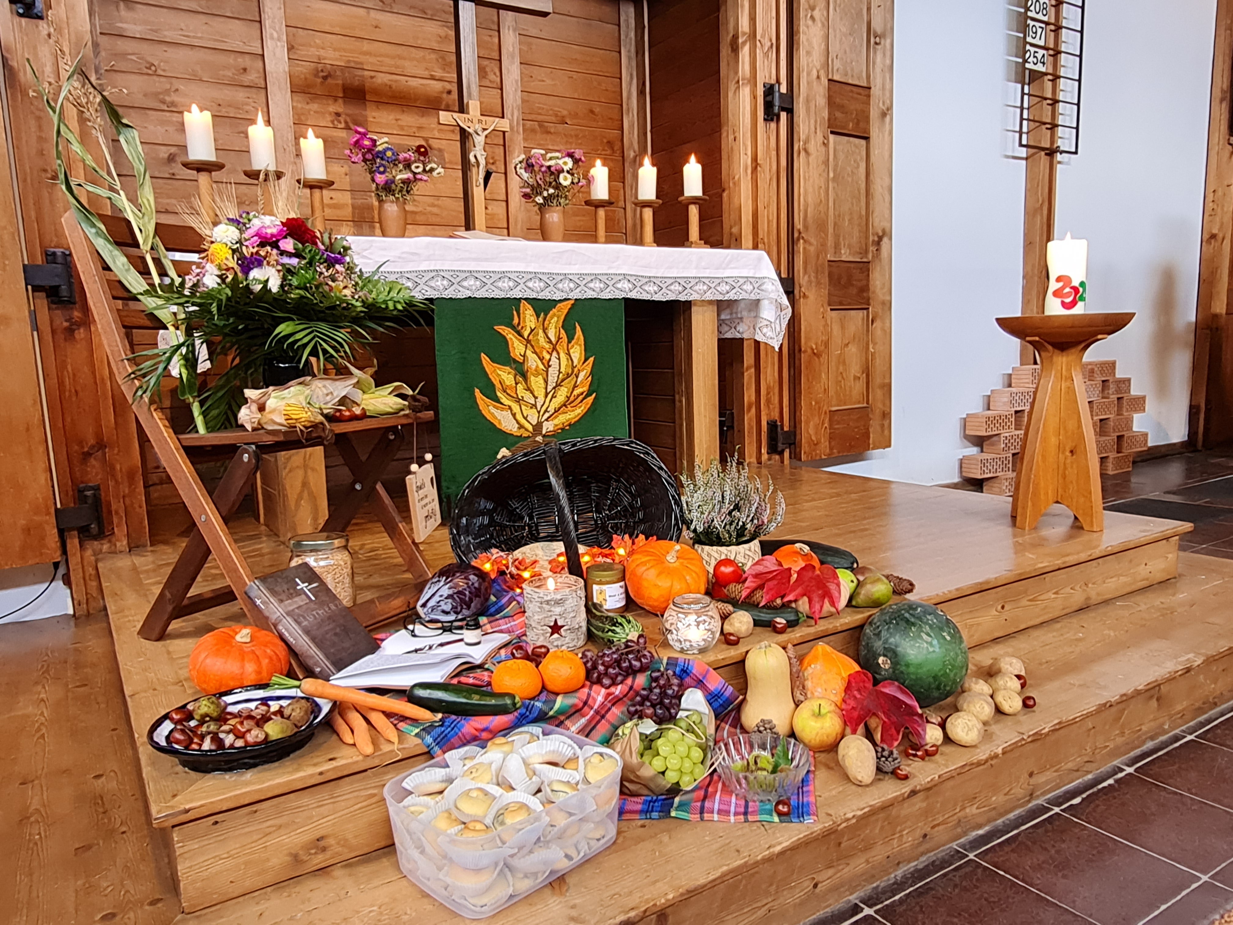 Bild vom Erntedanktisch vor dem Altar